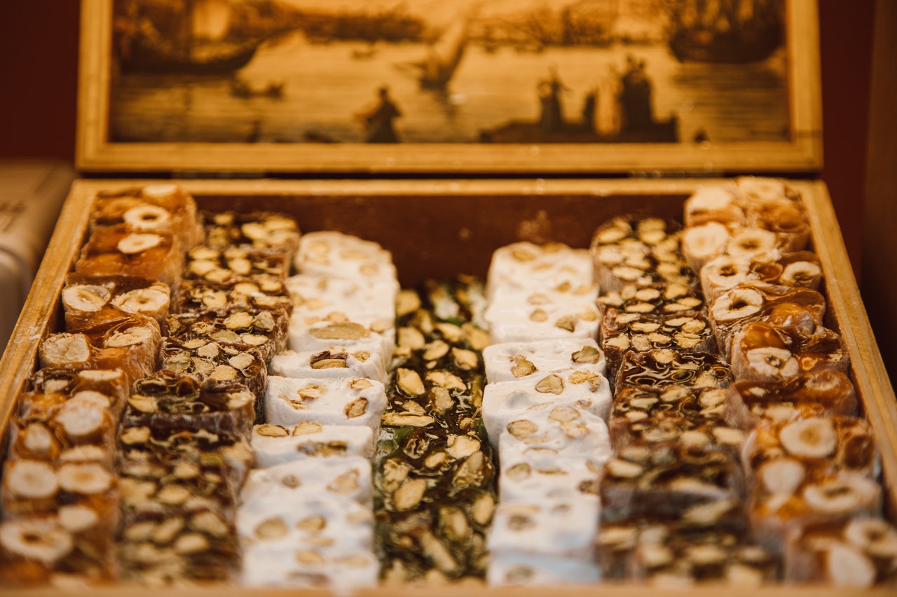 Comer turrón en navidad