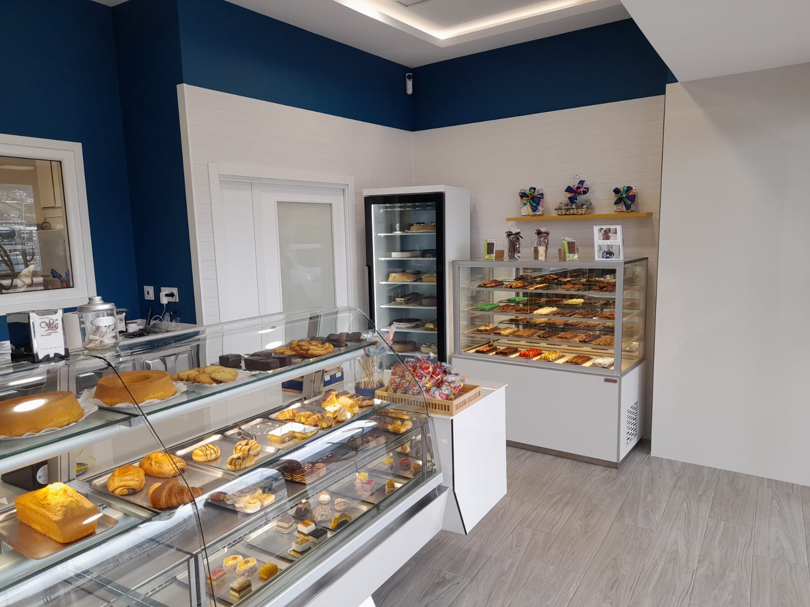 Diseño integral, mostradores, vitrinas refrigeradas y especiales negocios