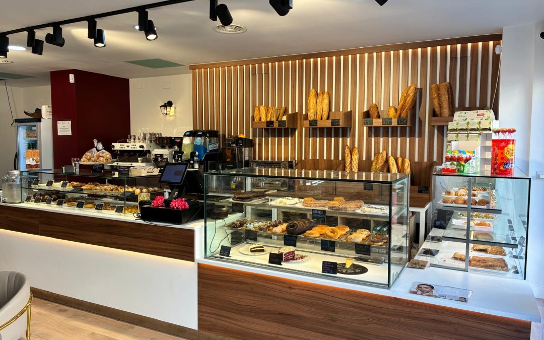Instalación integral de vitrinas y mobiliario en una panadería-cafetería en San Sebastián de los Reyes