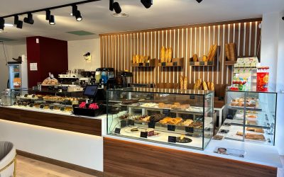 Instalación integral de vitrinas y mobiliario en una panadería-cafetería en San Sebastián de los Reyes